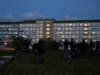 Fonti ospedaliere: il Papa ha una bronchite, medici ottimisti