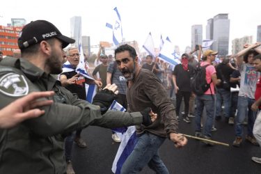 Israele in rivolta, manifestazione davanti alla Knesset contro la riforma della Giustizia