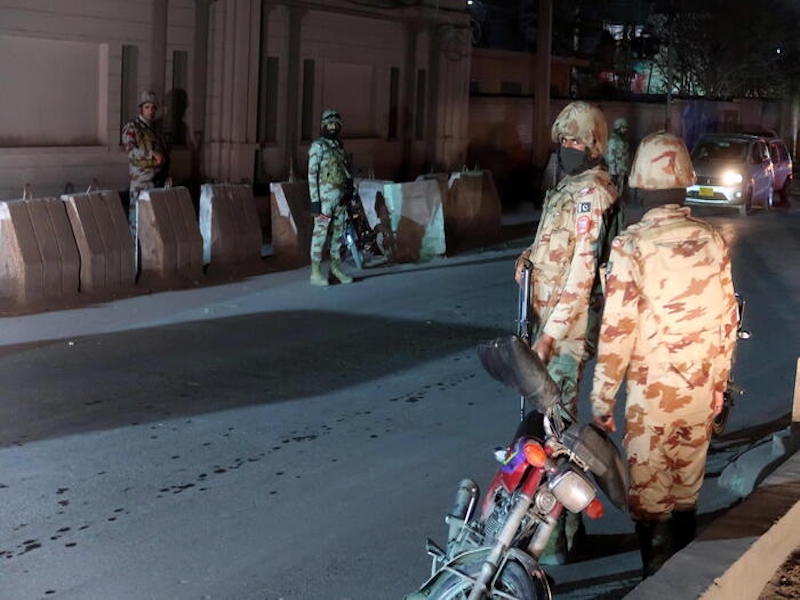 Pakistan, terrorista suicida uccide 9 poliziotti