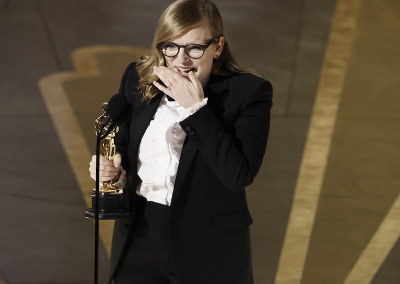 Sarah Polley, regista di «Women Talking», festeggia l'Oscar per la migliore sceneggiatura non originale Fonte: Ansa