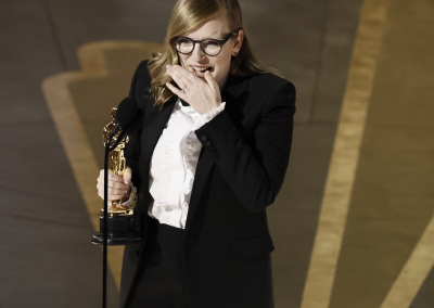 Sarah Polley, regista di Women Talking, festeggia l'Oscar per la migliore sceneggiatura non originale