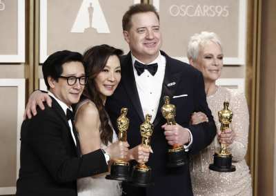 Ke Huy Quan, Michelle Yeoh, Brendan Fraser, Jamie Lee Curtis festeggiano la vittoria dei rispettivi Oscar