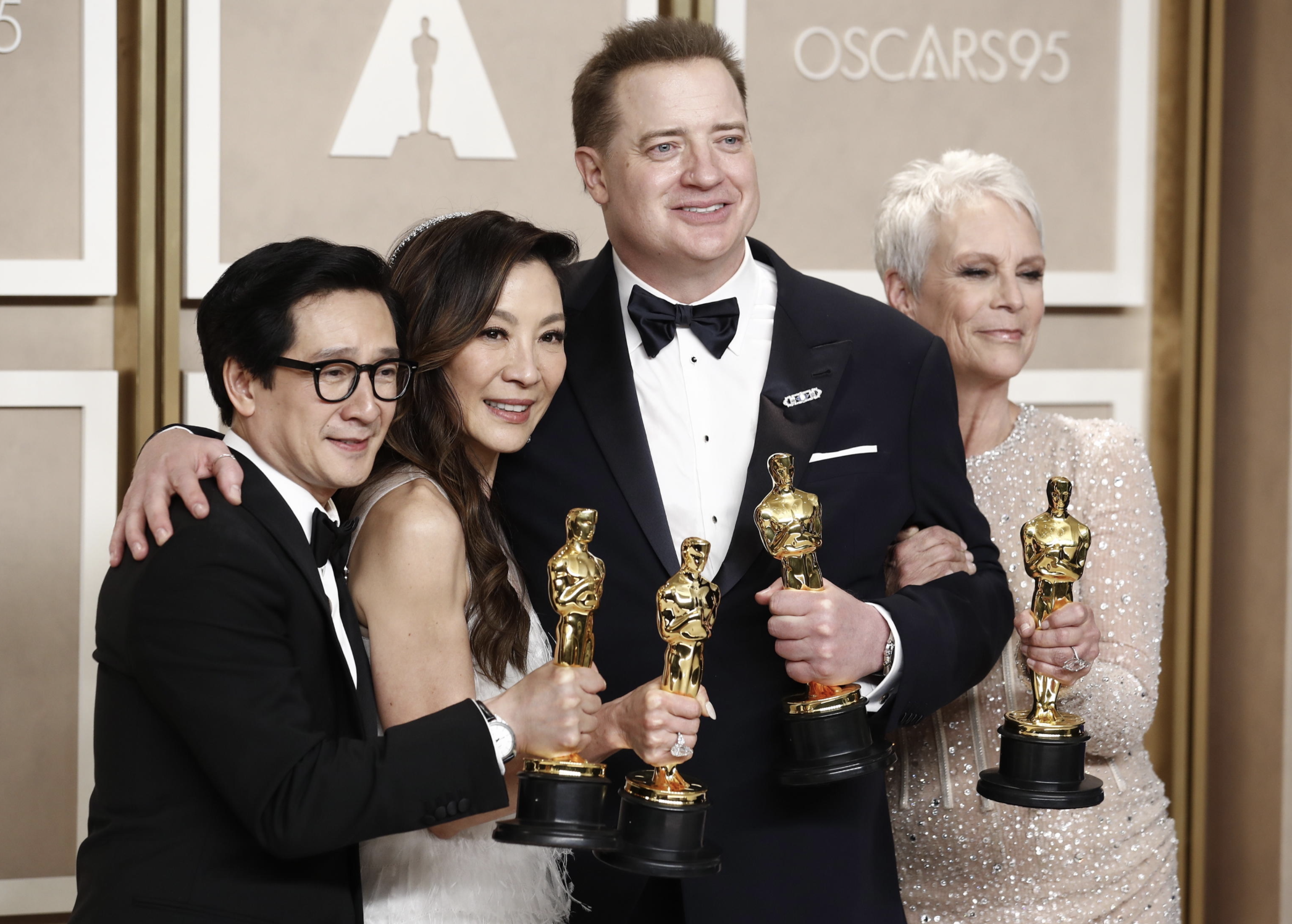 Ke Huy Quan, Michelle Yeoh, Brendan Fraser, Jamie Lee Curtis festeggiano la vittoria dei rispettivi Oscar