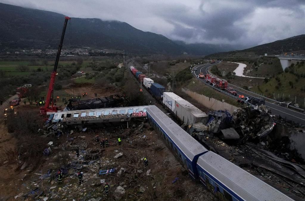 Incidente treni, media greci: capostazione ammette errore umano