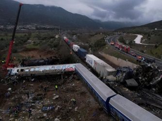Incidente treni, media greci: capostazione ammette errore umano