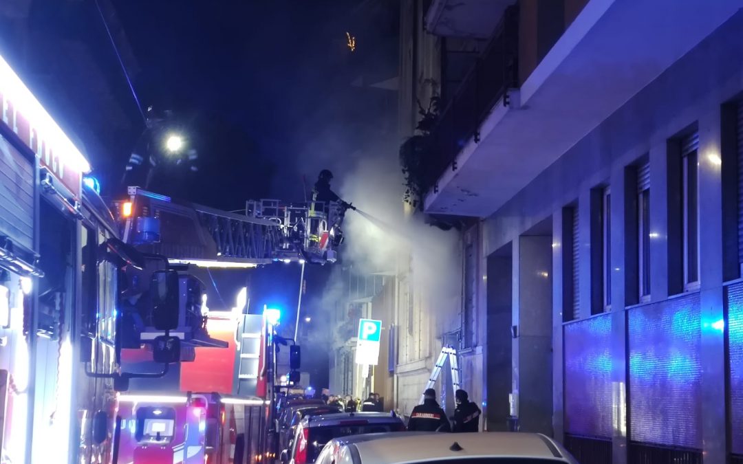 Esplosione in una palazzina in zona Loreto: un morto e due feriti