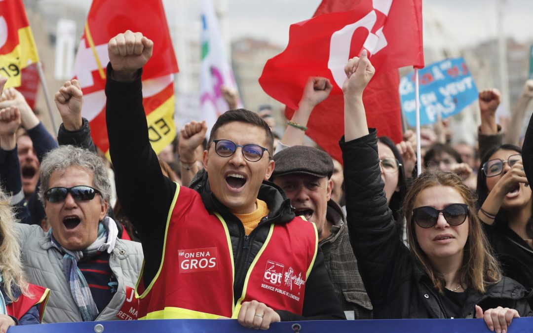 Francia: nono giorno di proteste, bloccati trasporti e scuole