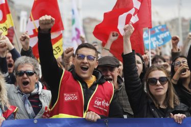Francia: nono giorno di proteste, bloccati trasporti e scuole
