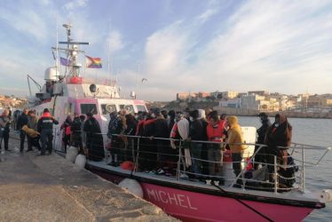La nave Ong bloccata a Lampedusa: «Così i naufraghi muoiono»