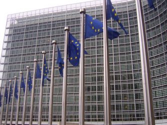 Commissione Ue, sospesa la candidatura dell’ungherese Várhelyi: criticate le sue posizioni sull’aborto