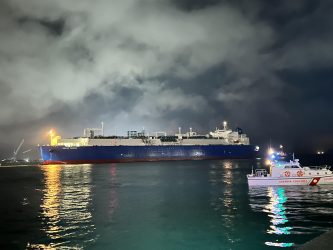 Piombino, la nave rigassificatrice ha attraccato nel porto