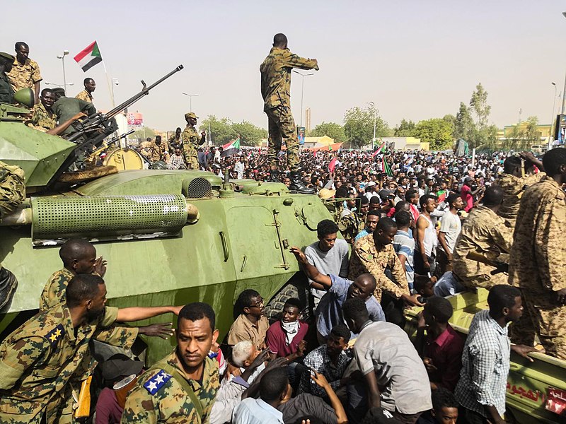 Sudan: chi può scappa dal Paese mentre il sistema sanitario è al collasso