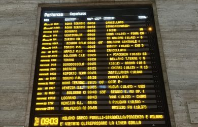 Treno deraglia a Firenze, i disagi dei passeggeri alla Stazione Centrale di Milano