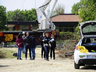 Si rompe la gru e precipitano da venti metri: morti due operai