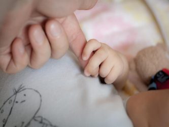 Bambina lasciata fuori da ospedale, sindaco Sesto S. Giovanni: aiutateci a ritrovare la madre