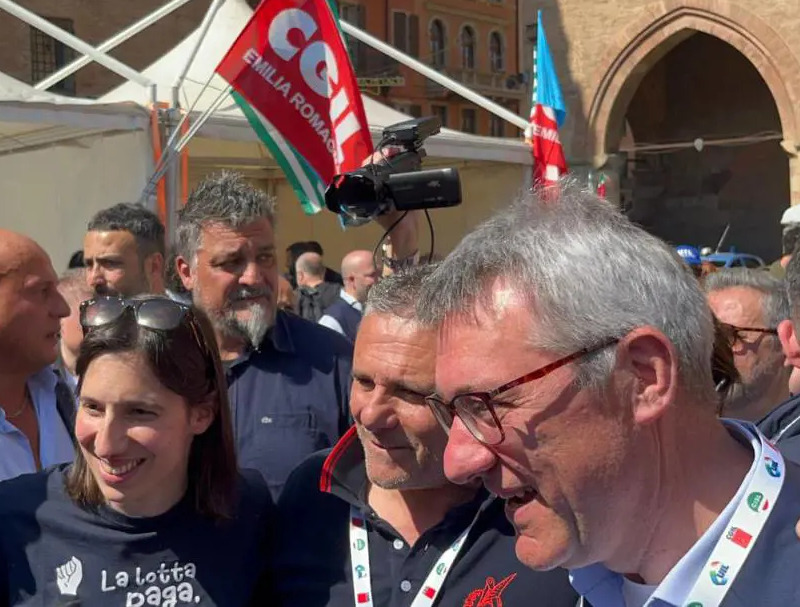 Schlein in piazza con i sindacati a Bologna: la t-shirt di Fiom non piace a Cisl e Uil