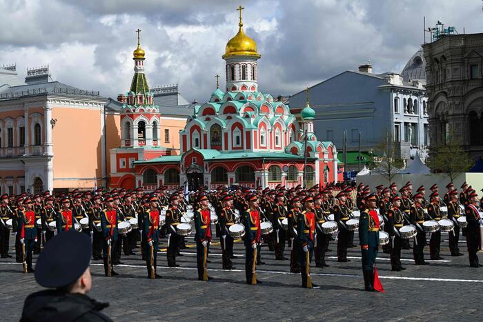 Kiev anticipa la festa della Vittoria. Mosca: Zelensky «traditore»