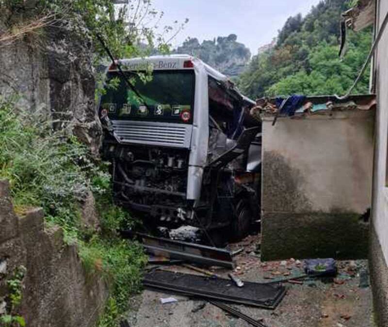 Costiera amalfitana: bus esce di strada e fa un volo di venti metri. Morto il conducente