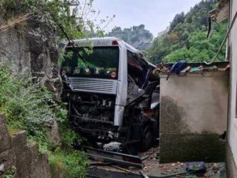 Costiera amalfitana: bus esce di strada e fa un volo di venti metri. Morto il conducente