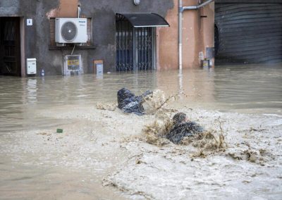 A Faenza due carabinieri si buttano in acqua per portare in salvo i cittadini. ANSA/BOVE