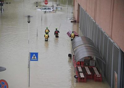 A Cesena i soccorritori cercano le persone disperse a causa della tracimazione del fiume Savio. AFP/SERRANO