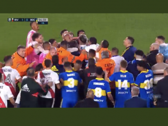 Argentina, maxi rissa tra River Plate e Boca Juniors: sette espulsi e polizia in campo