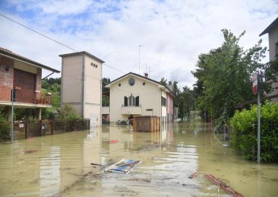 Il fiume Savio inonda una strada di Cesena. AFP/ALESSANDRO SERRANO
