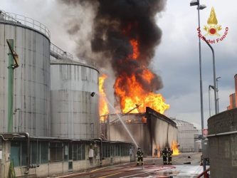 Faenza: incendio in una distilleria, 15 silos in fiamme