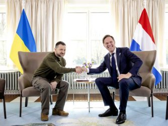 Ucraina, i droni del mistero. Zelensky all’Aia: «Vogliamo vedere Putin condannato»