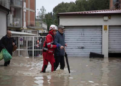La Croce Rossa soccorre alcune persone ancora in casa a Cesena dopo l'esondazione del Savio, 16 maggio 2023.  ANSA/MAX CAVALLARI