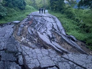 Una strada dissestata dopo una frana dovuta al maltempo, a Bagno di Romagna (Ansa/Nicola Andrucci)