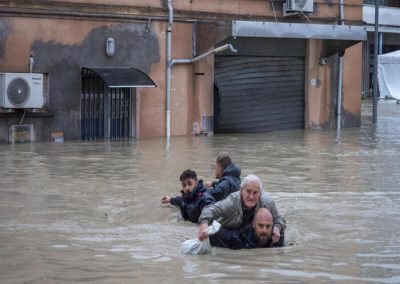 A Faenza, dove è tracimato il fiume Lamone, due carabinieri portano in salvo due persone anziane dopo averle raggiunte a nuoto. ANSA/ STEFANO TEDIOLI