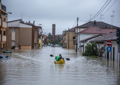 Un cittadino a bordo di un kayak fende l'acqua che ha alluvionato Cesena.  EPA/MAX CAVALLARI