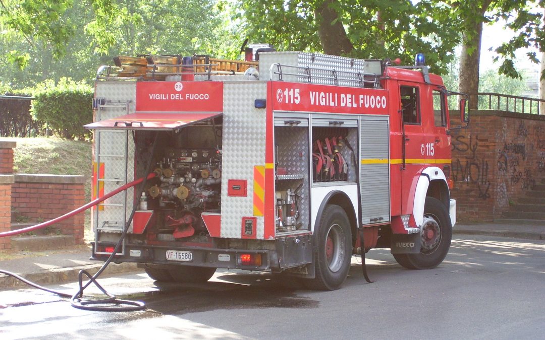 Incendio a Rozzano, cinque persone in ospedale