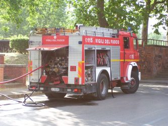 Forte esplosione in centro: evacuata una scuola, due feriti lievi