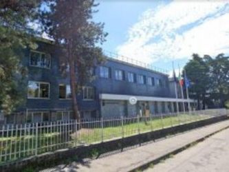 Abbiategrasso, paura a scuola: 16enne minaccia i compagni, poi accoltella la professoressa