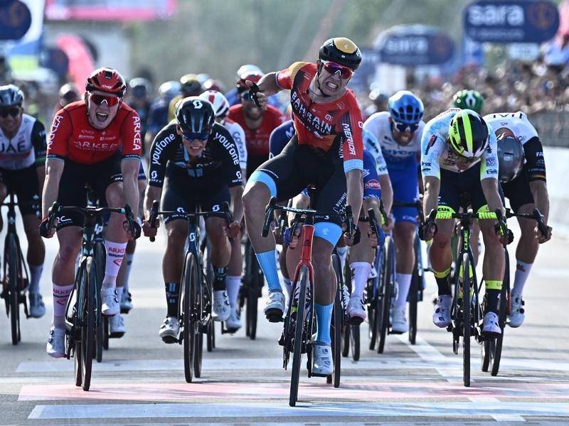 Jonathan Milan vince la seconda tappa del Giro. Evenepoel sempre in rosa