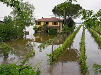Alluvione, frutteti allagati e spalatori al lavoro. Le immagini del disastro