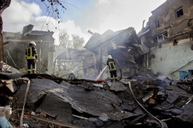 Attacchi russi nella notte, colpito un albergo nella città natale di Zelensky