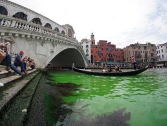 Venezia, l’acqua dei canali diventa verde. Il Prefetto: “È liquido tracciante”