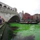 Venezia, l’acqua dei canali diventa verde. Il Prefetto: “È liquido tracciante”