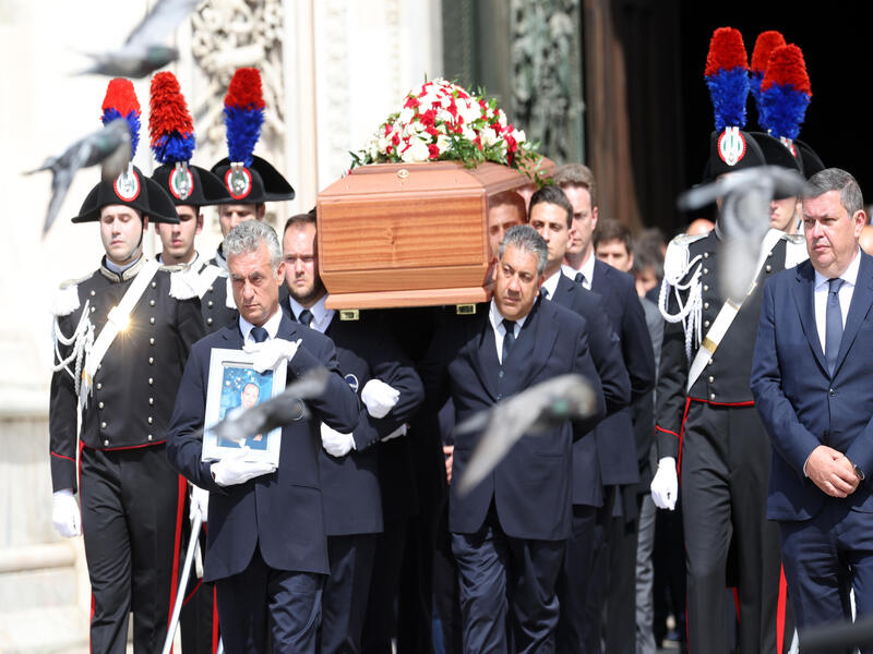 La bara di Silvio Berlusconi che lascia il Duomo di Milano. Le sue ceneri riposeranno ad Arcore nel mausoleo di famiglia – Fonte: ANSA