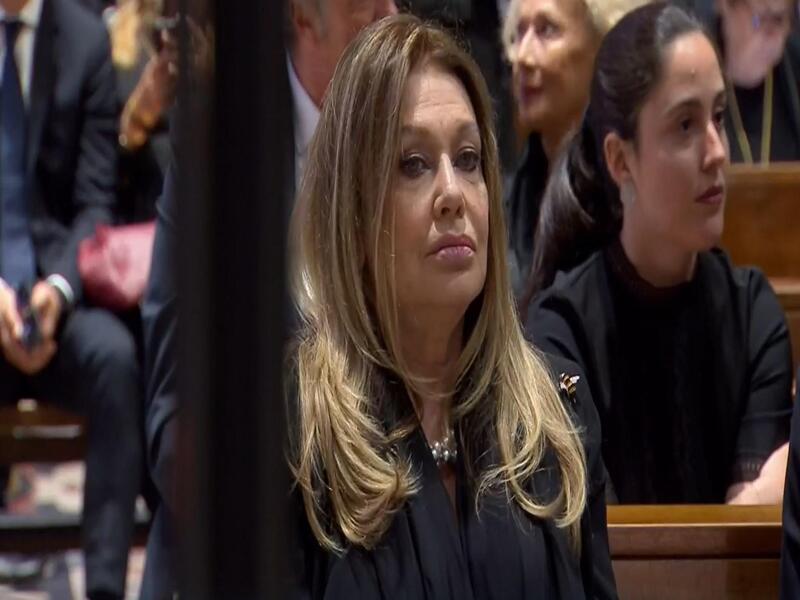 Veronica Lario, seconda moglie di Silvio Berlusconi, seduta in seconda fila dietro i figli – Fonte: ANSA