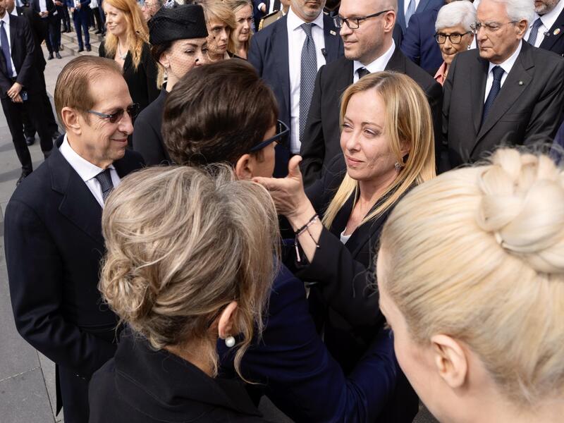 La Presidente del Consiglio dei ministri Giorgia Meloni che accarezza e fa le condoglianze a Piersilvio Berlusconi – Fonte: ANSA