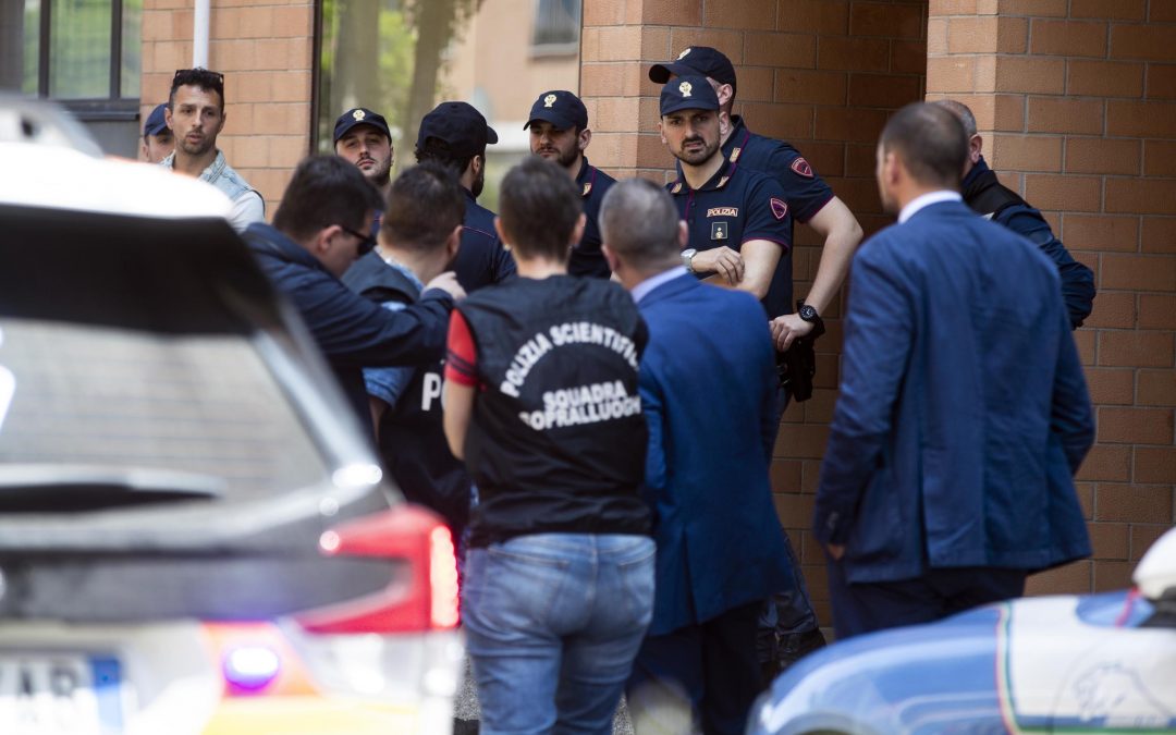 Agente di polizia uccide una collega e si toglie la vita