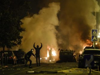 Omicidio Nanterre, Procura chiede l’arresto del poliziotto