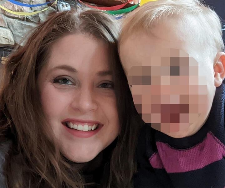Usa, bimbo di 2 anni spara e uccide la madre incinta