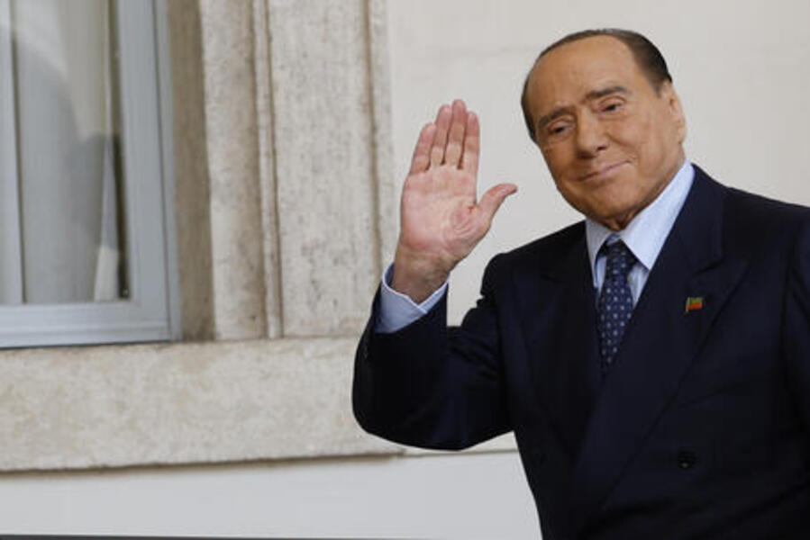 La salma di Berlusconi lascia il San Raffaele. Le lacrime dei sostenitori: «Ho sofferto con lui». LIVE BLOG