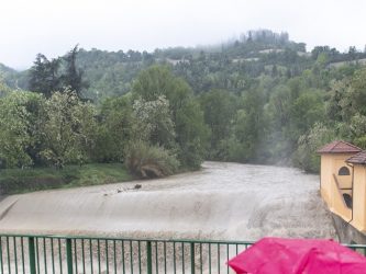Maltempo: frana e voragine a Fabriano. «Abbiamo bisogno di sacchi di sabbia»