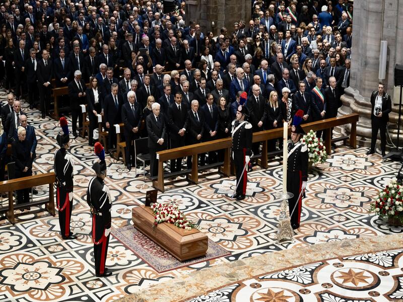 Berlusconi, il funerale che ha unito tre Italie / LE IMMAGINI